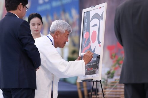 Ngài đồng Chủ tịch Tổ chức Lễ hội - Du lịch Andong ký tên vào poster kỷ niệm của Lễ hội